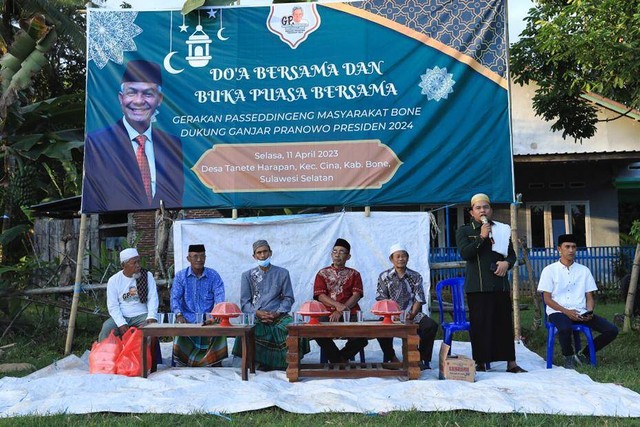 Relawan Gerakan Passeddingeng Masyarakat Bone menggelar kegiatan doa dan buka bersama di Lapangan Desa Tanete Harapan, Kabupaten Bone, Sulawesi Selatan, Selasa (11/4/2023). Foto: Dok. Istimewa