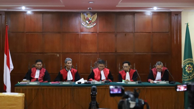 Majelis Hakim membacakan putusan banding Ferdy Sambo di Pengadilan Tinggi DKI Jakarta, Rabu (12/4/2023). Foto: Jamal Ramadhan/kumparan