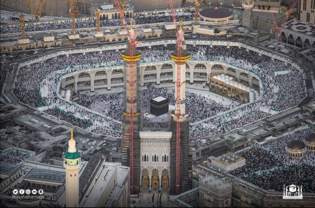 Menyambut malam 21 Ramadhan di Masjidil Haram, Makkah, Rabu (12/3/2023).
 Foto: gph.gov.sa