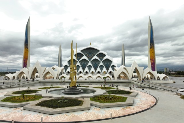 Masjid Raya Al Jabbar, di Bandung, Jawa Barat. Foto: wibawa hadiman/Shutterstock