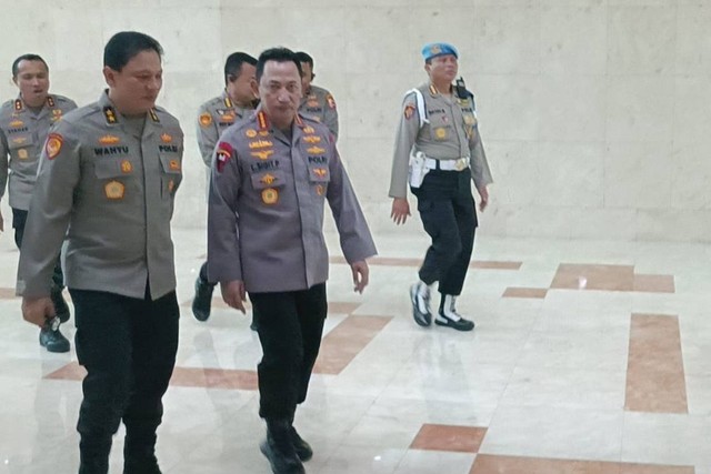 Kapolri Jenderal Listyo Sigit Prabowo tiba di Gedung DPR, Jakarta, Rabu (12/4/2023). Foto: Zamachsyari/kumparan