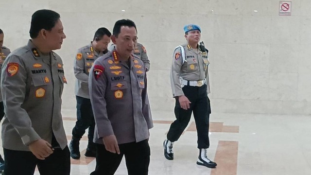 Kapolri Jenderal Listyo Sigit Prabowo tiba di Gedung DPR, Jakarta, Rabu (12/4/2023). Foto: Zamachsyari/kumparan