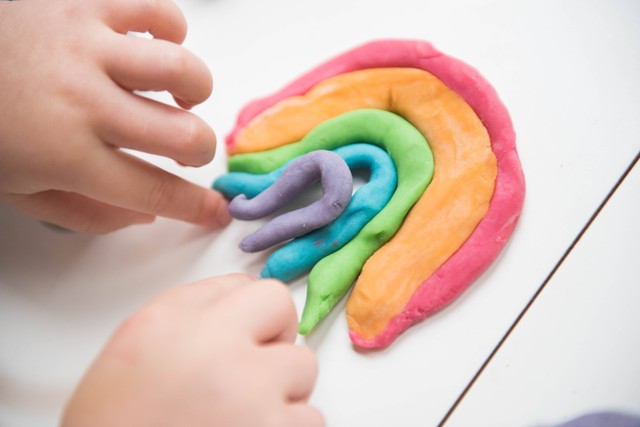 Cara Membuat Plastisin, Rangsang Kreativitas Anak. Foto: Unsplash/Julietta Watson.