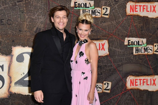 Jake Bongiovi (kiri) dan Millie Bobby Brown tiba untuk pemutaran perdana Netflix "Enola Holmes 2" di The Paris Theatre di New York City pada 27 Oktober 2022. Foto: Angela Weiss/AFP