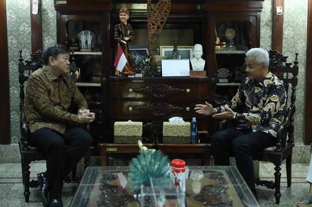 Duta Besar Singapura untuk Indonesia Kwok Fook Seng bersama Gubernur Jawa Tengah Ganjar Pranowo di Puri Gedeh, Kota Semarang, Jateng, Rabu (12/4/2023). Foto: Dok. Istimewa