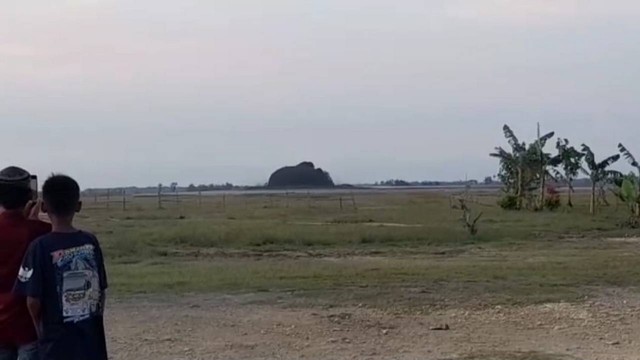 Semburan air bercampur lumpur dan gas di Kawah Oro-oro Kesongo, di Desa Gabusan, Kecamatan Jati, Kabupaten Blora. Selasa (11/04/2023) (Foto: Dok. Istimewa)