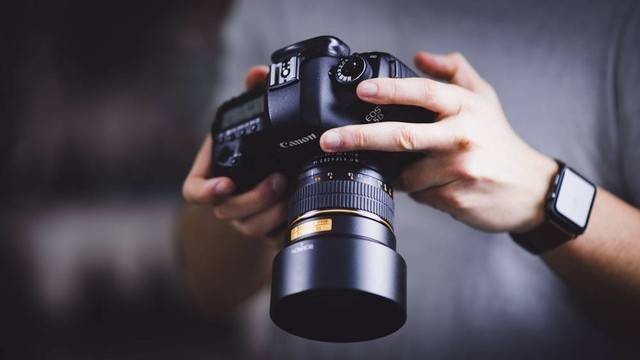 Ilustrasi cara menghidupkan flash kamera. Foto: unsplash.com. 