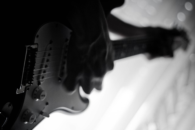 Cara Memainkan Gitar. Foto: Unsplash/Juan Di Nella