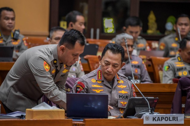 Kapolri Jenderal Pol Listyo Sigit Prabowo (kanan) mengikuti rapat kerja dengan Komisi III DPR di kompleks Parlemen, Senayan, Jakarta, Rabu (12/4/2023). Foto: Galih Pradipta/ANTARA FOTO