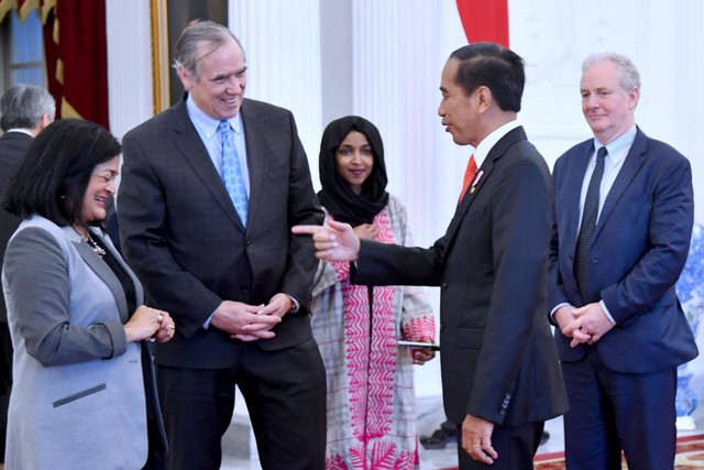 Presiden Jokowi menerima kunjungan 5 anggota Kongres Amerika Serikat, di Istana Merdeka, Jakarta, Rabu (12/4/2023). Foto: Rusman/Biro Pers Sekretariat Presiden