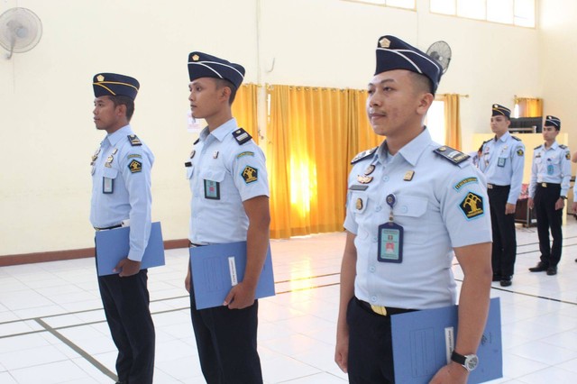 Tiga pegawai yang naik pangkat