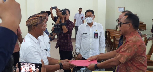 Penyerahan aspirasi warga desa adat kepada Ketua DPRD Bali - IST