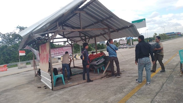 Tol Jatikarya hanya dibuka 1 lajur, pada Rabu (12/4), sesuai dengan kesepakatan antara ahli waris dan pihak kepolisian.  Foto: Dok. Istimewa