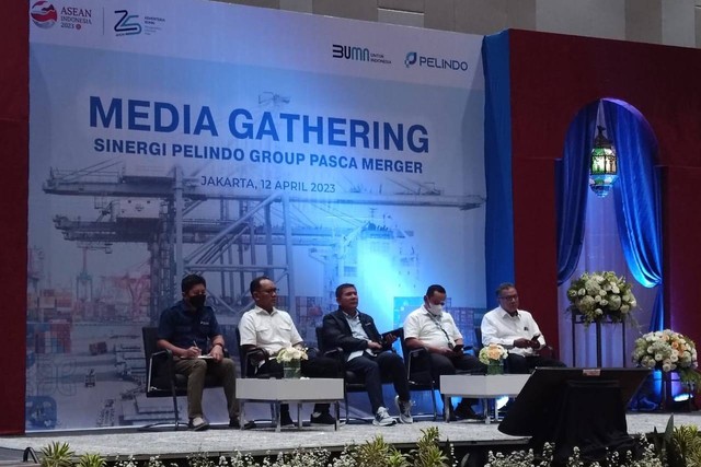 Direktur Utama PT Pelabuhan Indonesia (Pelindo), Arif Suhartono (tengah) pada Media Gathering di Jakarta, Rabu (12/4/2023). Foto: Akbar Ramadhan/kumparan