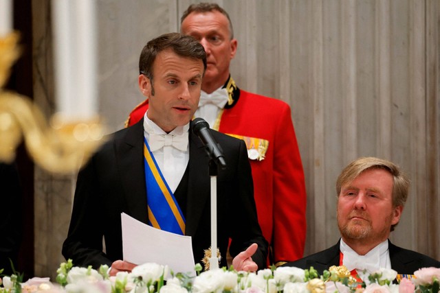 Presiden Prancis Emmanuel Macron memberikan pidato saat jamuan kenegaraan dengan Raja Belanda Willem-Alexander, di Amsterdam, Belanda, Selasa (11/4/2023).  Foto: Piroschka Van De Wouw/REUTERS