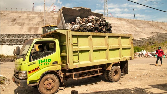 PT IMIP angkut sampah dalam aksi bersih-bersih sampah di Bahodopi, Morowali. Foto: Istimewa