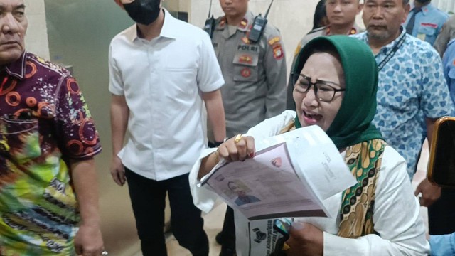 Seorang perempuan mengamuk saat Rapat Kerja Komisi III DPR dengan Kapolri Jenderal Listyo Sigit Prabowo di Gedung DPR, Jakarta, Rabu (12/4).  Foto: Zamachsyari/kumparan