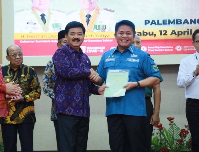 Menteri ATR BPN Hadi Tjahjanto saat menyerahkan sertifikat tanah ke Gubernur Sumsel Herman Deru, Foto : Humas Pemprov Sumsel