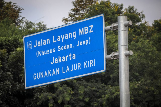 Informasi jalan layang MBZ di ruas tol Jakarta-Cikampek KM 48, Rabu (12/4/2023). Foto: Aditia Noviansyah/kumparan
