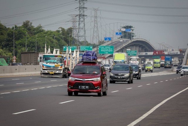 Pemudik melintas ruas tol Jakarta-Cikampek, Rabu (12/4/2023). Foto: Aditia Noviansyah/kumparan