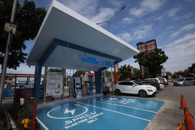 SPKLU (stasiun pengisian kendaraan listrik umum) di Rest Area KM 57A ruas Tol Jakarta-Cikampek, Rabu (12/4/2023).  Foto: Aditia Noviansyah/kumparan