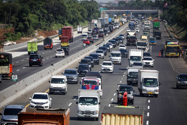 Suasana ruas tol Jakarta-Cikampek di KM 57, Rabu (12/4/2023).  Foto: Aditia Noviansyah/kumparan