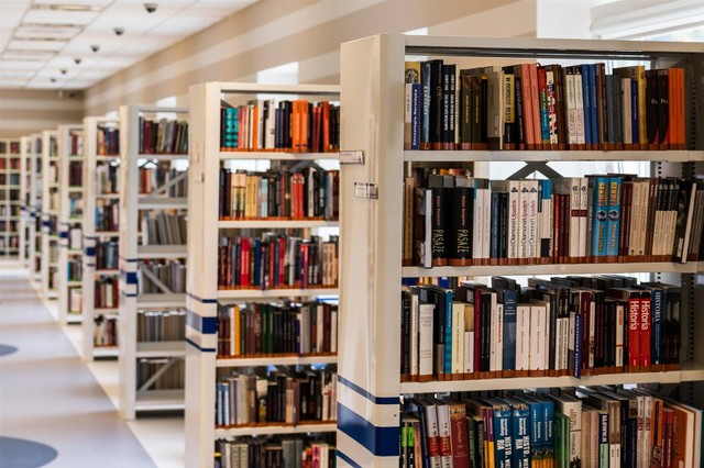 Ilustrasi perpustakaan di Bandung. Foto: pixabay.com/jarmoluk