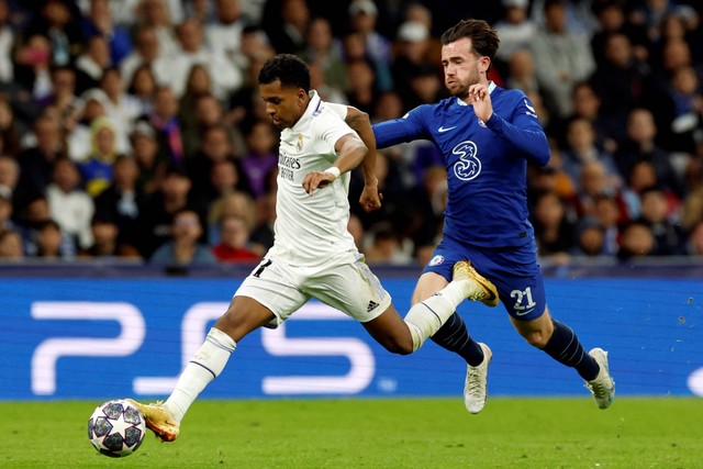 Pemain Chelsea Ben Chilwell melanggar pemain Real Madrid Rodrygo sebelum diberikan kartu merah di Santiago Bernabeu, Madrid, Spanyol, Rabu (12/4/2023). Foto: Albert Gea/REUTERS