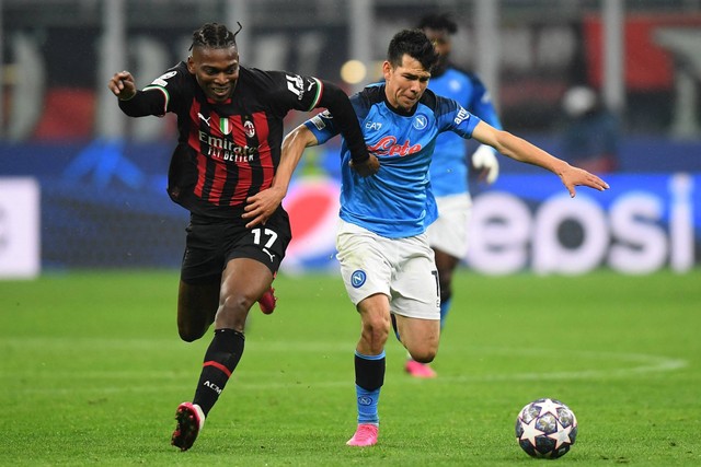 Pemain AC Milan Rafael Leao beraksi dengan pemain Napoli Hirving Lozano di San Siro, Milan, Italia, Rabu (12/4/2023). Foto: Daniele Mascolo/REUTERS