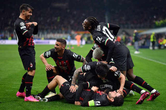 Pemain AC Milan Ismael Bennacer merayakan gol pertamanya bersama rekan setimnya saat hadapi Napoli di San Siro, Milan, Italia, Rabu (12/4/2023). Foto: Daniele Mascolo/REUTERS