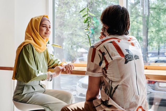 Umat Islam dianjurkan untuk mengucapkan salam kebaikan. Foto: Pexels.com