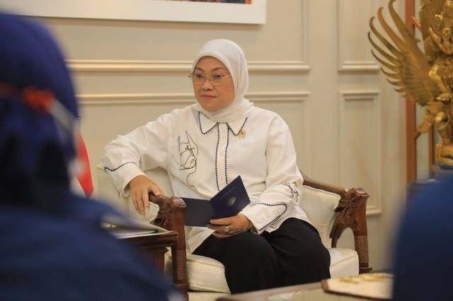 Menaker Ida Fauziyah usai menerima audiensi pengurus pimpinan pusat F-BUMINU SARBUMUSI di Jakarta, Rabu (12/4/2023). Foto: Kemnaker RI