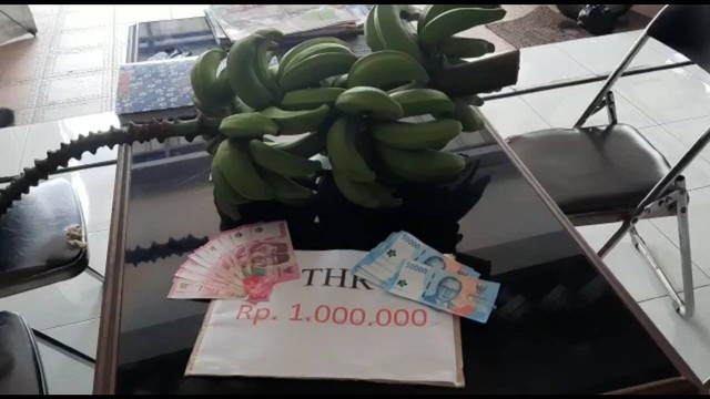 Kantor BNN Kota Tasikmalaya dikirimi setandan pisang mentah dan segepok uang mainan. Foto: Dok. Istimewa