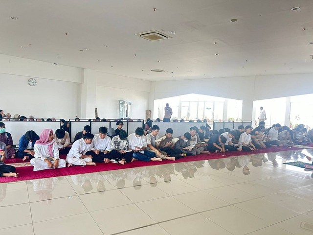 Siswa sedang mengikuti rangkaian kegiatan Athirah Jelajah Ramadhan di Masjid lantai 7 SMA Islam Athirah 1 Makassar