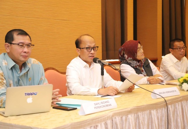 Sekjen Kemnaker Anwar Sanusi bertemu stakeholders untuk menerima aspirasi Rancangan Undang-Undang tentang Perlindungan Pekerja Rumah Tangga (RUU PPRT) di Jakarta, pada Rabu (12/4/2023). Foto: Kemnaker RI