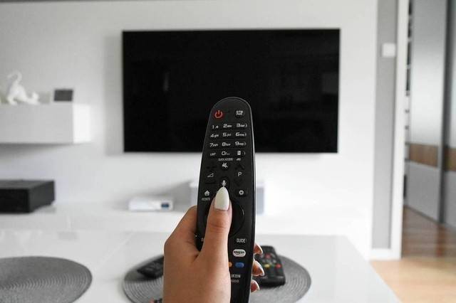  Ukuran TV 24 inch berapa cm? Foto: Unsplash.com. 