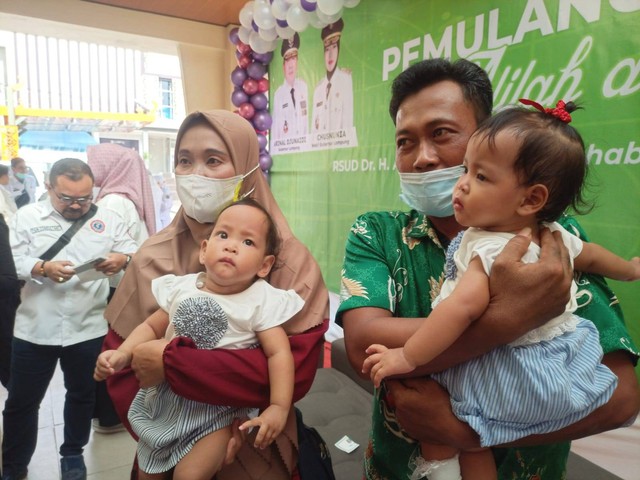 Mutiani dan Muslim kedua orang tua bayi kembar Afifah dan Aliyah saat ditemui di RSUDAM Lampung. | Foto : Galih Prihantoro/ Lampung Geh
