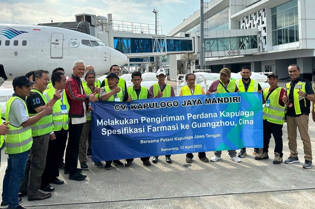 Gubernur Jawa Tengah Ganjar Pranowo saat melepas pengiriman ekspor kapulaga Jateng ke Guangzhou, China bersama puluhan petani CV Kapulogo Jaya Mandiri di Bandara Internasional Jenderal Ahmad Yani, Semarang, Rabu (12/4/2023). Foto: Dok. Istimewa