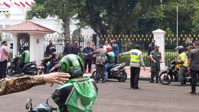 Presiden Jokowi meninjau pembagian paket sembako yang digelar di depan Istana Merdeka, Jakarta, Kamis (13/4/2023). Foto: Nadia Riso/kumparan