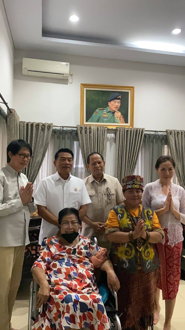 KSP Moeldoko berfoto bersama Ibu Ida Dayak, Ketua Moeldoko Center Trisya Suherman, dan Ibu Margaretha (duduk di kursi roda). Foto: Istimewa 