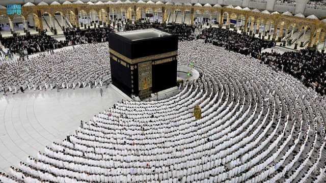 Suasana umat Islam yang melaksanakan salat di Masjidil Haram selama bulan suci Ramadhan, di kota suci Makkah, Arab Saudi, Selasa (11/4/2023). Foto: Saudi Press Agency/Handout via REUTERS