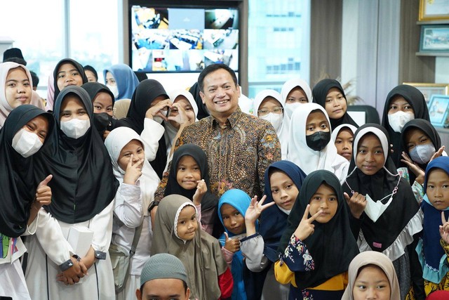 Ratusan anak dari berbagai panti asuhan saat mengunjungi kantor pusat PNM dalam rangka silaturahmi. Foto: dok. PNM