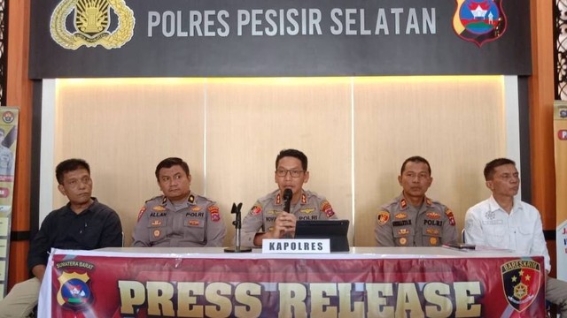 Kapolres Pesisir Selatan AKBP, Novianto Taryono, beserta jajarannya memberikan keterangan ke awak media. Foto: kumparan