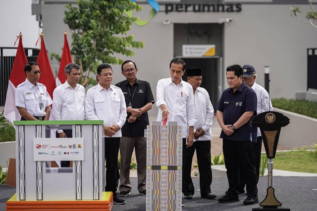 Presiden Jokowi (tengah) memutar mockup kunci pada peresmian Hunian Milenial Untuk Indonesia di Samesta Mahata Margonda, Depok, Jawa Barat, Kamis (13/4/2023). Foto: Dhemas Reviyanto/ANTARA FOTO