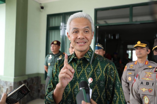 Gubernur Jawa Tengah Ganjar Pranowo dalam memberikan intensif bantuan kepada guru keagamaan di Jawa Tengah. Foto: Dok. Istimewa