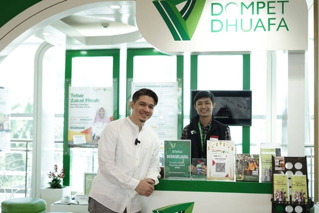 Aktor sekaligus seorang pengusaha muda, Irwansyah, mengunjungi konter Dompet Dhuafa di Pondok Indah Mall, Jakarta Selatan, pada Rabu (12/4/2023).