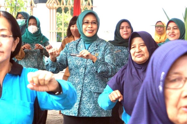 Fatma Doakan Lansia Karang Werda Sumber Asih Juara 1 Tingkat Provinsi Jatim