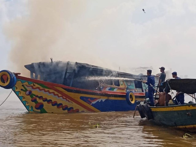 Polairud Polrestabes Palembang saat memadamkan Kapal terbakar di perairan Sungai Musi, Foto : Istimewa