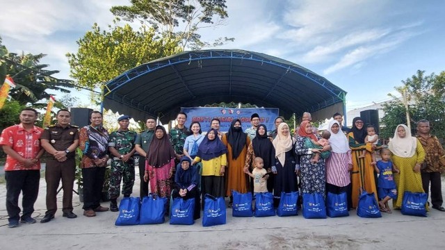 Danlanud Iskandar Letkol Pnb Widi Nugroho bersama Dandim 1014/Pbn Letkol Arm Yoga permana membagikan paket bansos untuk Warga Kelurahan Sidorejo Pangkalan Bun, Kamis (13/4/2023). Foto: IST/InfoPBUN