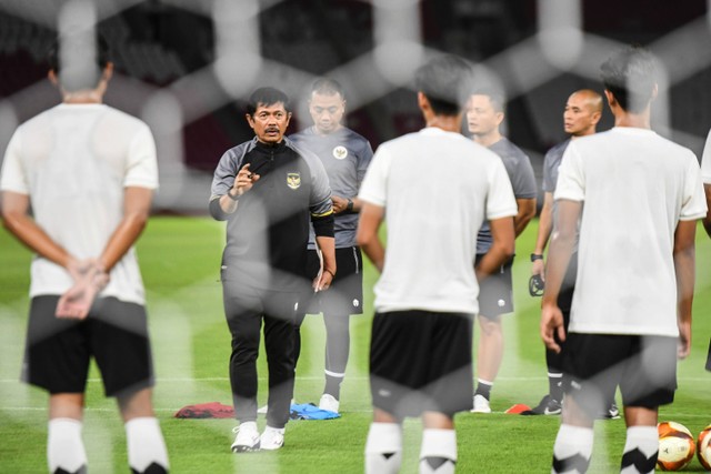 Pelatih Timnas U-22 Indra Sjafri memberikan arahan saat memimpin sesi latihan di Stadion Utama Gelora Bung Karno, Jakarta, Kamis (13/4/2023). Foto: Hafidz Mubarak A/ANTARA FOTO
